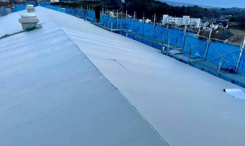 画像1347：静岡県富士市で施工中の斜屋根の塩ビシート防水そろそろ完了です。